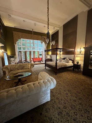 Suite presidencial, baño en la habitación, vista al jardín | Decoración personalizada, muebles diferentes y escritorio 