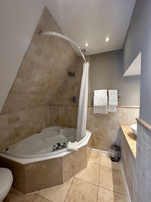 Executive-sviitti, kylpyhuone makuuhuoneen yhteydessä | Kylpyhuone | Designer-hygieniatuotteet, hiustenkuivaaja, pyyhkeet