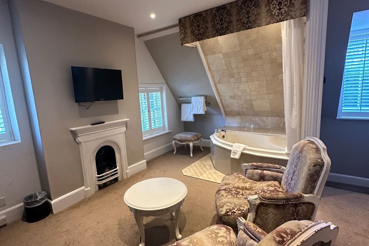 executive suite, ensuite | 1 bedroom, individually decorated, individually furnished, desk