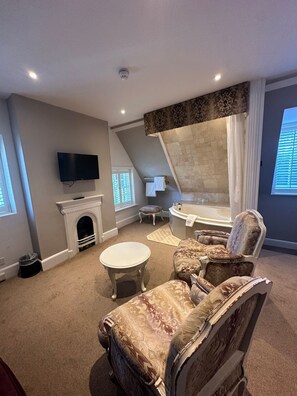 Executive Suite, Ensuite | 1 bedroom, individually decorated, individually furnished, desk