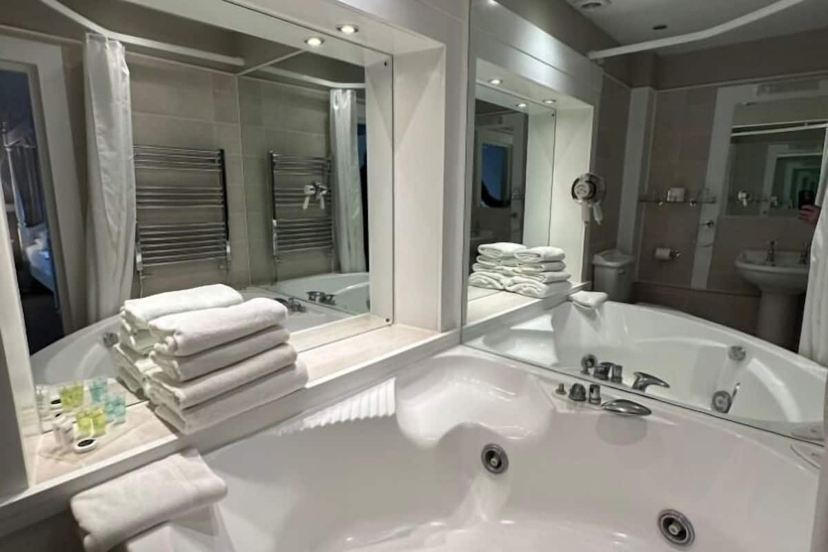 executive suite, ensuite, garden view | bathroom | designer toiletries, hair dryer, towels