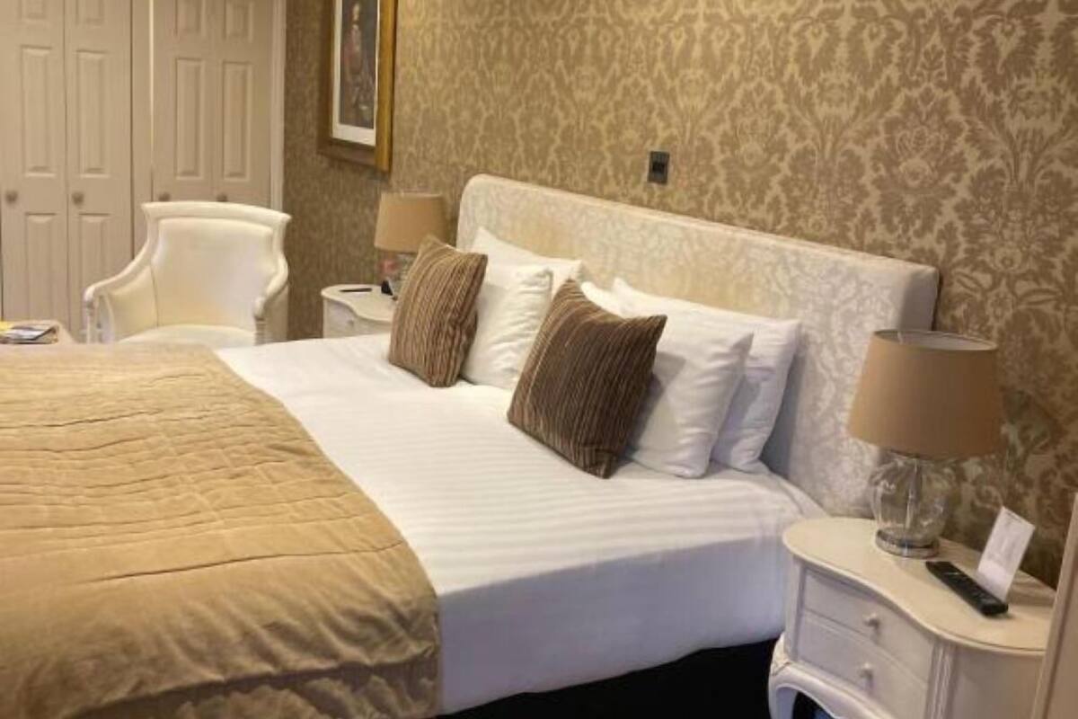 executive double or twin room, ensuite | 1 bedroom, individually decorated, individually furnished, desk