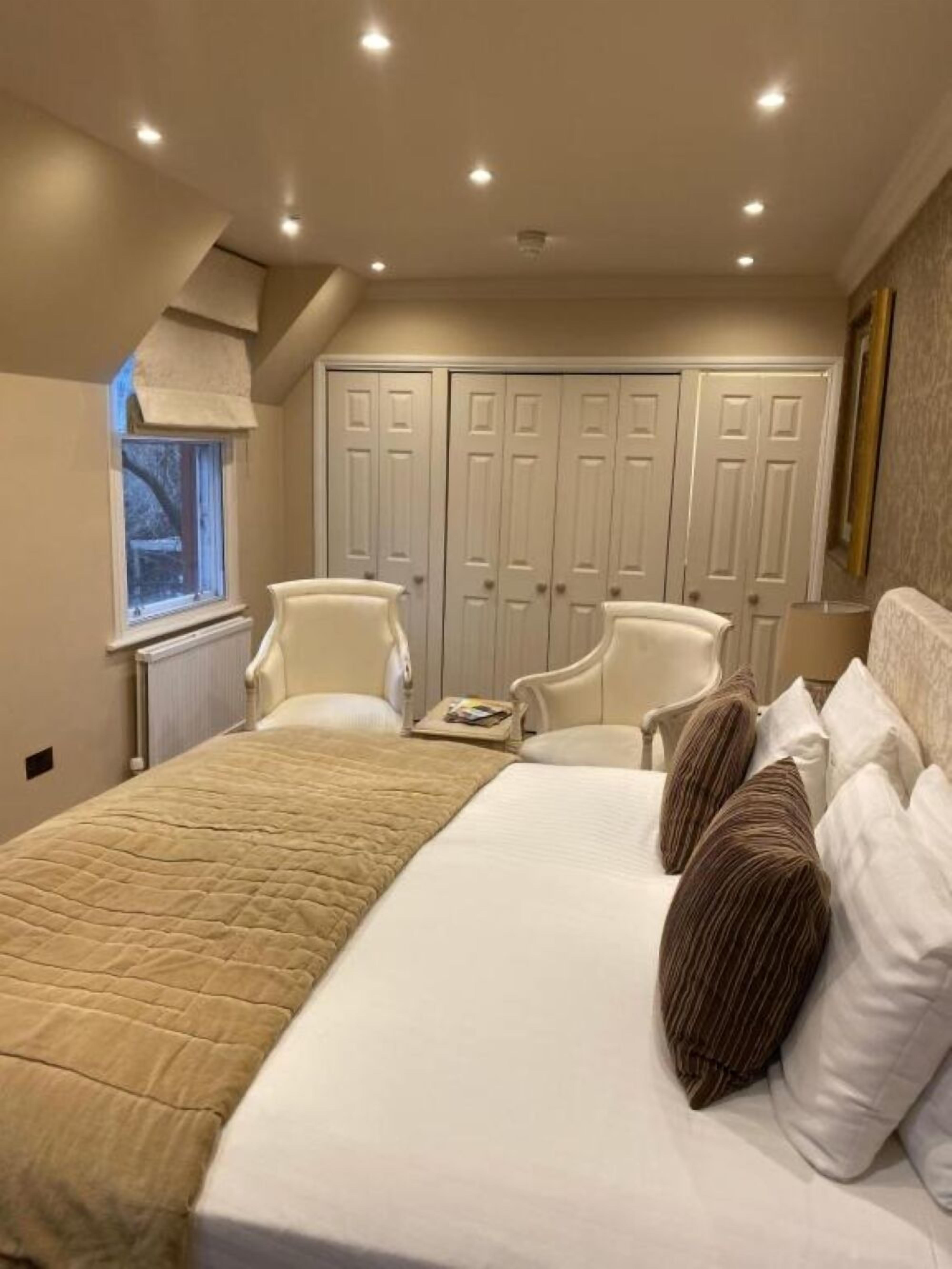 executive double or twin room, ensuite | 1 bedroom, individually decorated, individually furnished, desk