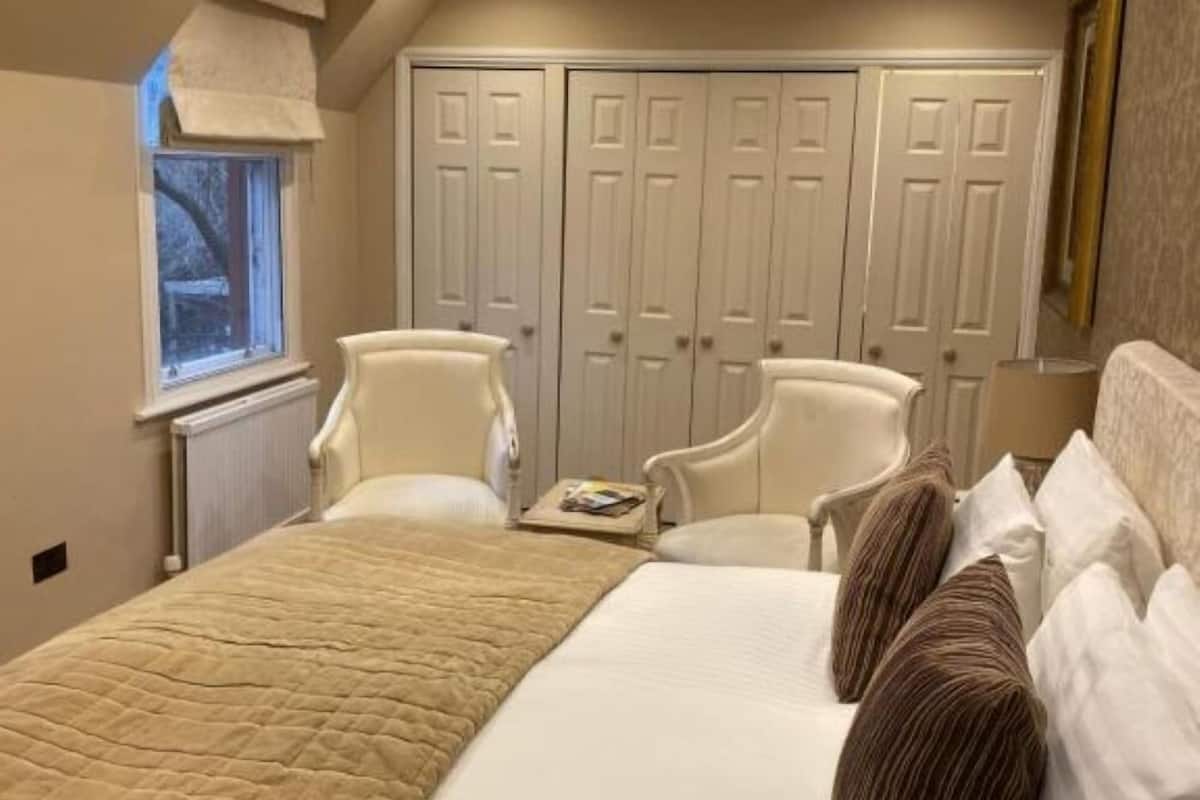 executive double or twin room, ensuite | 1 bedroom, individually decorated, individually furnished, desk