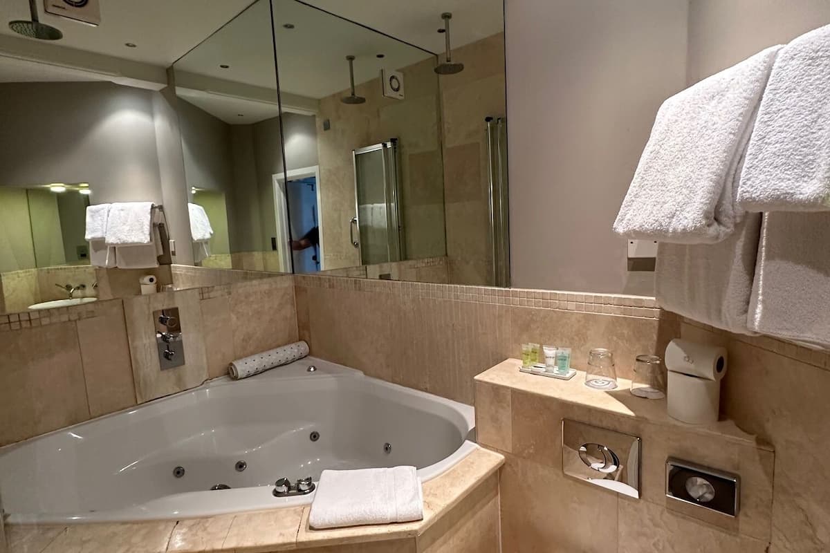 executive suite, ensuite | bathroom | designer toiletries, hair dryer, towels