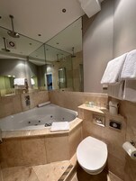 Suite ejecutiva, baño privado | Baño | Artículos de higiene personal de diseño, secador de pelo y toallas