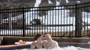 A hot tub with a view of a snowy mountain and a fence. - Attitash Mountain Village (Bartlett)