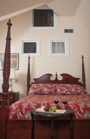 Individually decorated, individually furnished, blackout drapes - Market Street Inn (Taylorville)