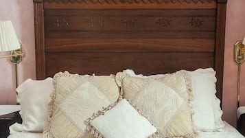 Premium Single Room, 1 Queen Bed | Individually decorated, individually furnished, blackout drapes