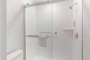 Habitación, 1 cama King size, para no fumadores (Efficiency) | Escritorio, tabla de planchar con plancha y cunas gratuitas 