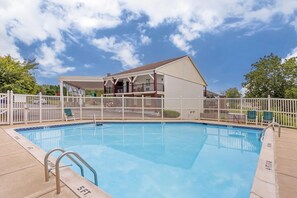 Una piscina al aire libre de temporada