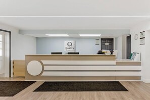 En hotellreception med en skylt som visar att hotellet är helt rökfritt.