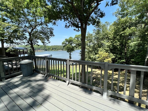 Chaumière, 2 chambres, vue sur le lac, au bord du lac | Terrasse/patio