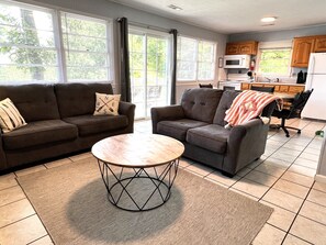 Cottage (5), 2 Bedrooms, Lake View, Lakeside	 | Living area