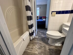 Cottage (6), 2 Bedrooms, Lake View, Lakeside | Bathroom - The Villas at Marker 48 (Murray)