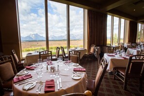 3 restaurants; breakfast, lunch, and dinner served - Jackson Lake Lodge (Moran)