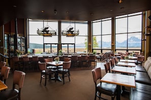 Restauration en plein air, sert le déjeuner et le dîner