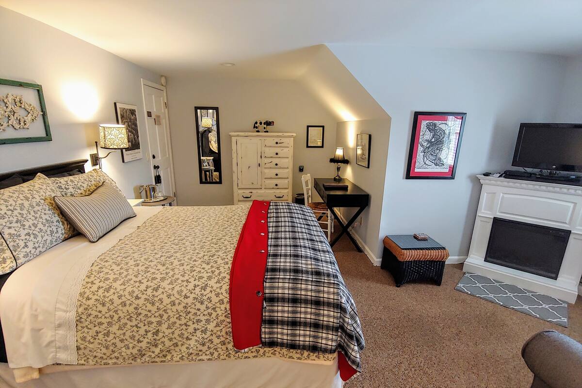Habitación doble, 1 cama Queen size | Tabla de planchar con plancha, wifi gratis y ropa de cama