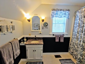 Habitación doble, 1 cama Queen size | Baño | Tina con regadera, amenidades de baño gratuitas, secadora de cabello