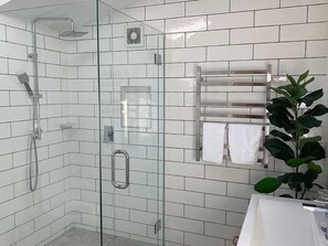 Fox’s Room | Bathroom - Arrowtown Lodge (Arrowtown)