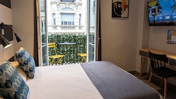 Chambre Double Standard avec Balcon | Salle de bain | Douche, douche à « effet pluie », articles de toilette écologiques
