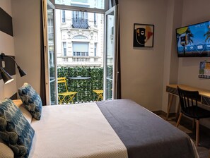 Standard Double Room, 1 Double Bed | Bathroom | Shower, rainfall showerhead, eco-friendly toiletries, hair dryer - H33 hôtel (Nice)