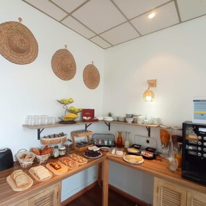 Daily continental breakfast (EUR 15 per person)