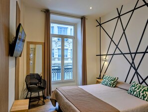 أسرّة سليكت كومفورت وخزنة داخل الغرفة ومكتب وتجهيزات عازلة للصوت