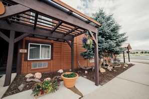 Exterior detail - Red Ledges Inn (Tropic)