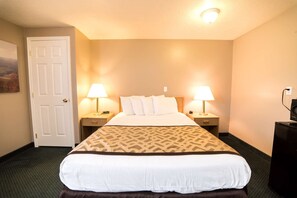 Room, 1 Queen Bed, Non Smoking | Desk, iron/ironing board, cots/infant beds, rollaway beds