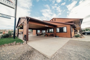 Exterior - Red Ledges Inn (Tropic)