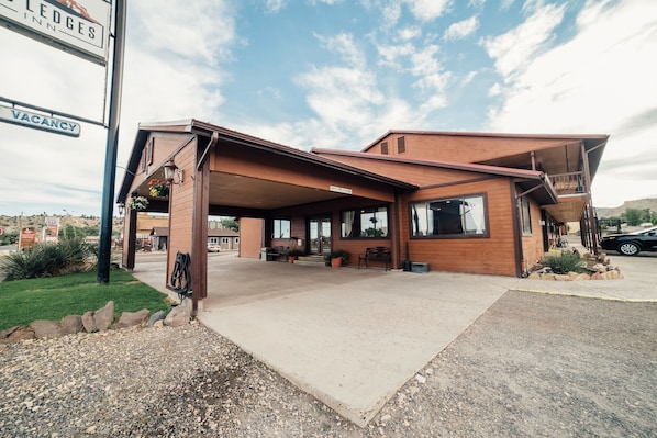 Exterior - Red Ledges Inn (Tropic)