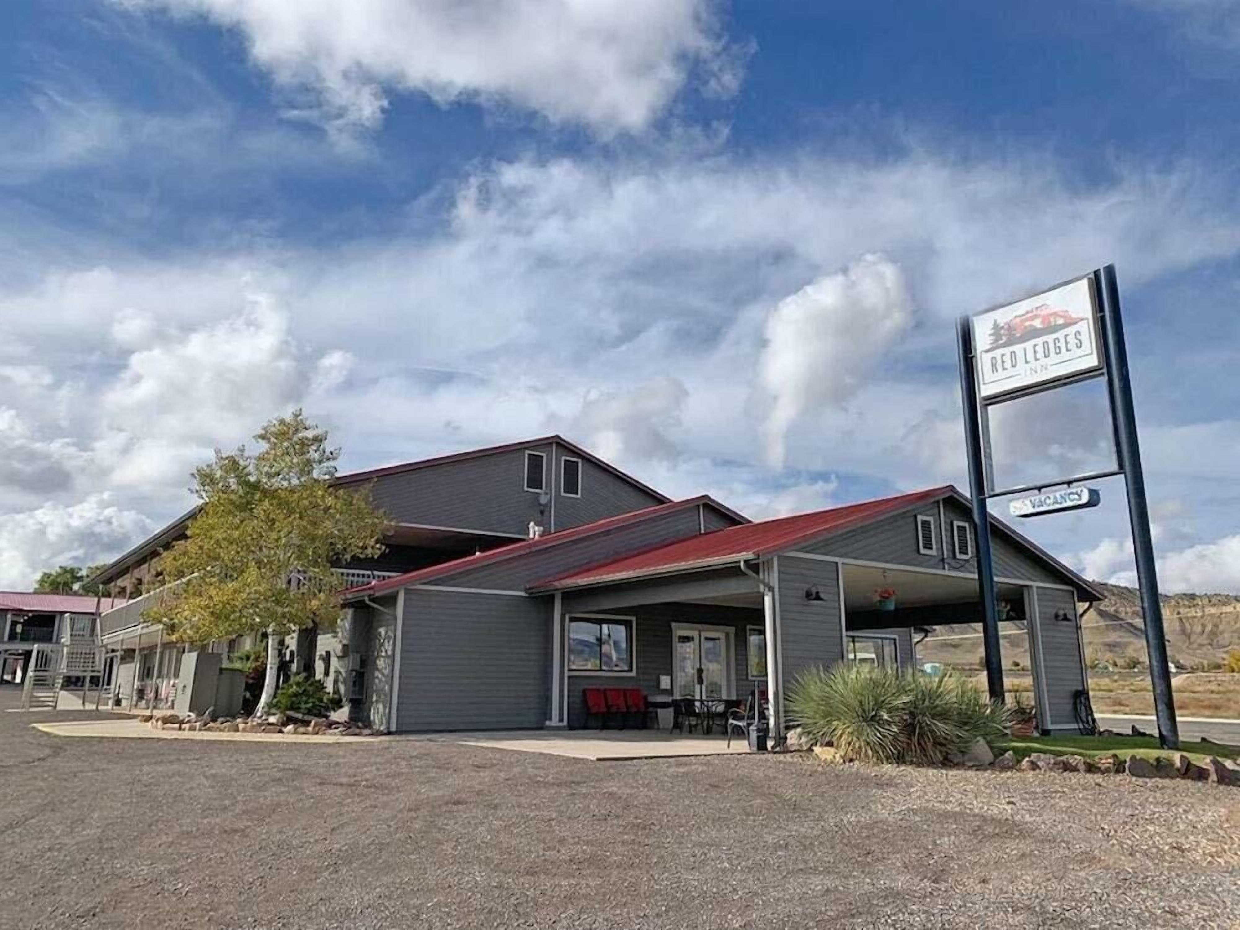 Een Red Lodges Inn met een overdekt terras, een zichtbare garage en een bord.