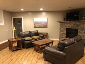 Lobby sitting area - Red Ledges Inn (Tropic)