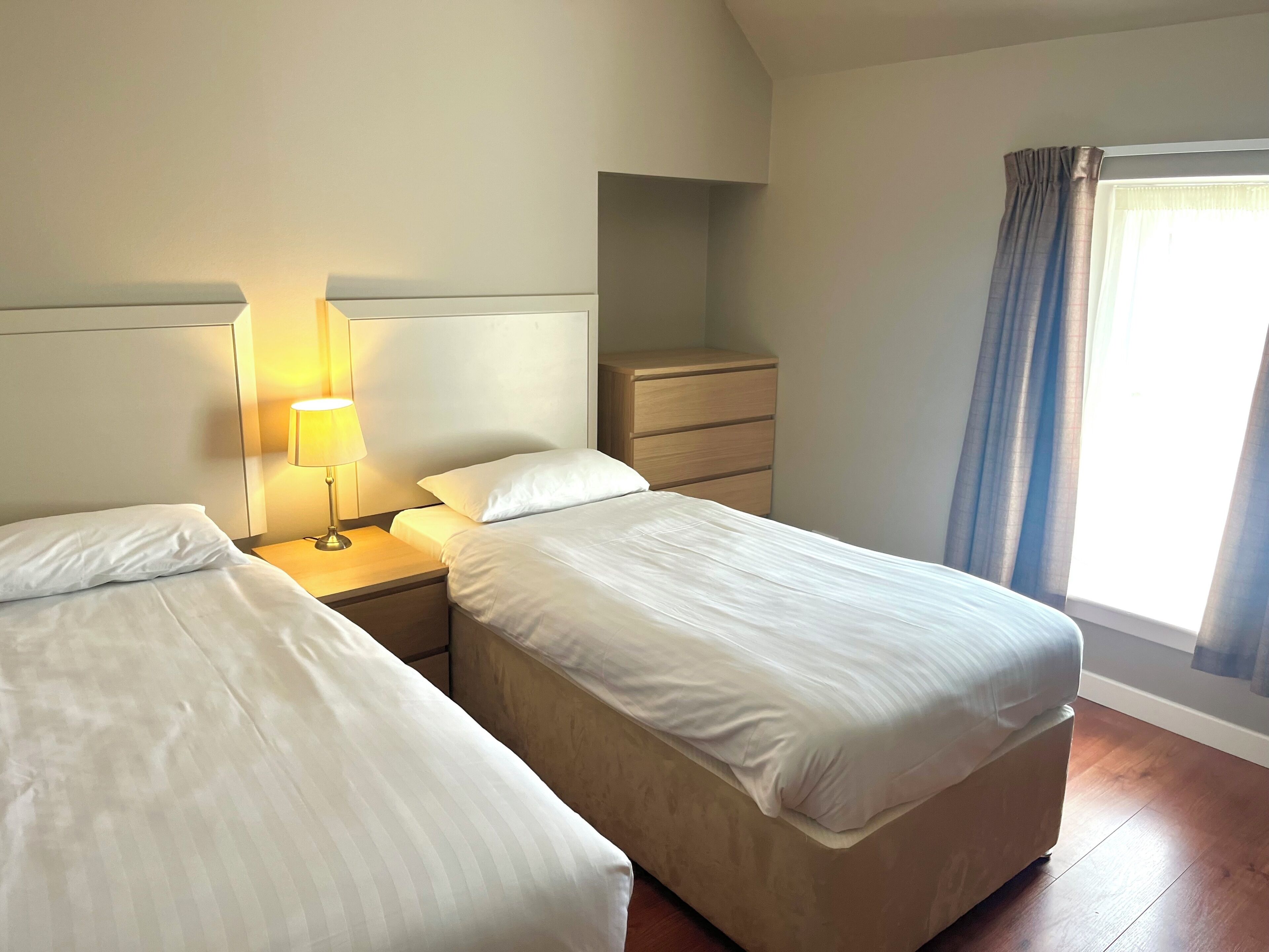 واي فاي مجانًا وملاءات أسرّة