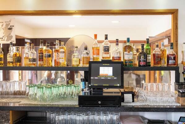 2 bars/lounges