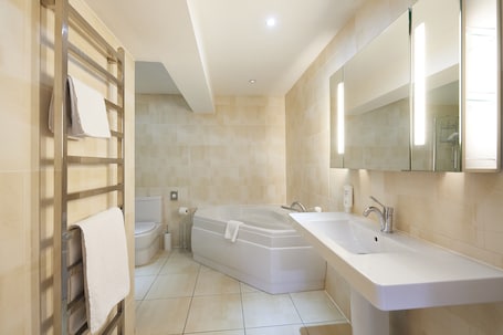 Superior Studio Suite, Balcony | Bathroom. The Priory Hotel