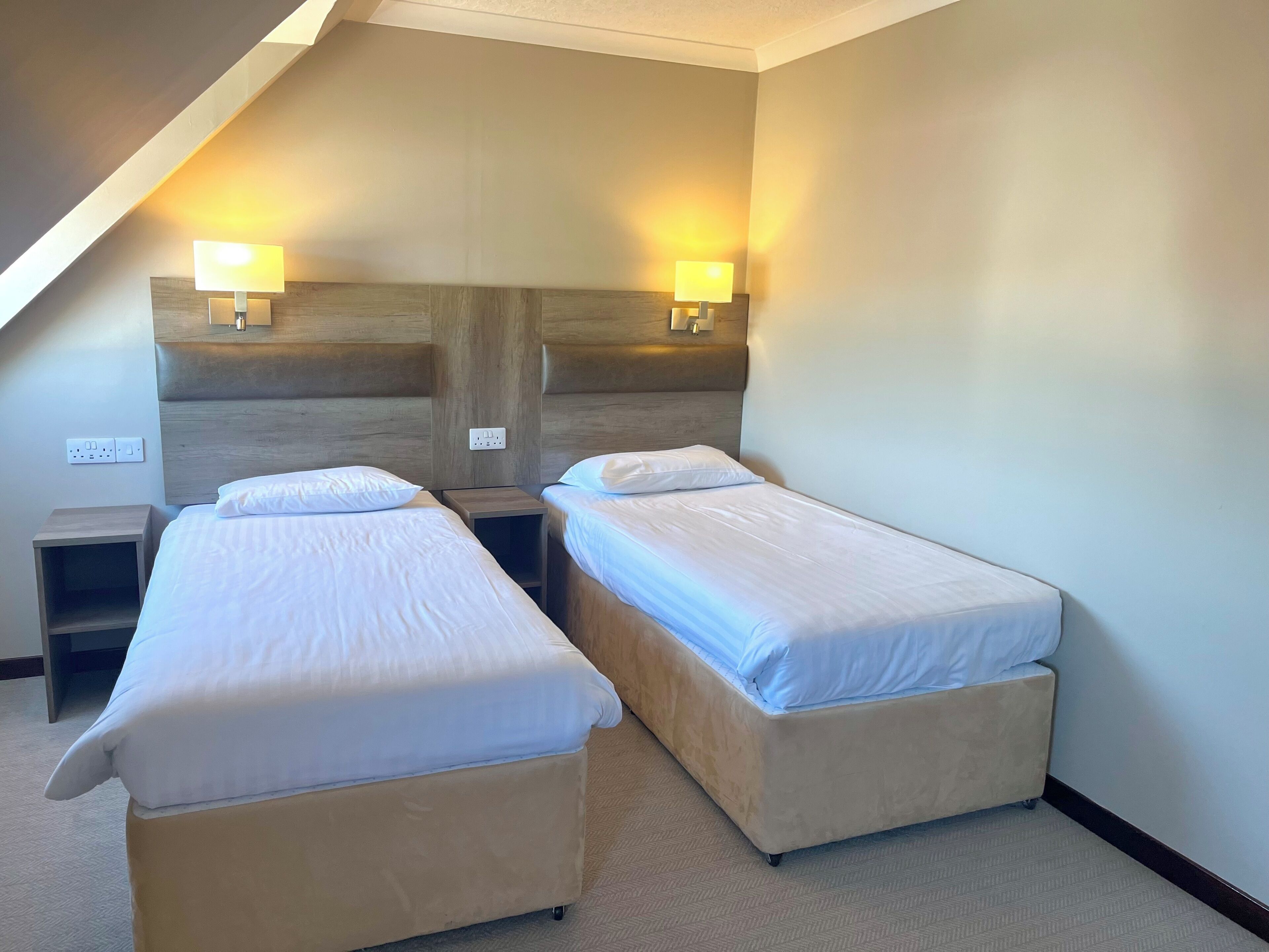 واي فاي مجانًا وملاءات أسرّة