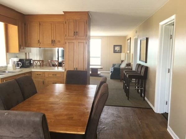 Suite Standard, 2 camere da letto, non fumatori, vista oceano parziale | 1 camera, ferro/asse da stiro, Wi-Fi gratuito, lenzuola