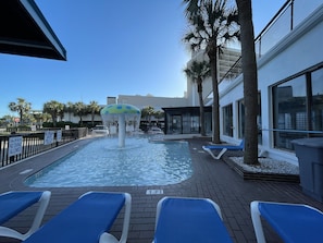 Indoor pool, outdoor pool, sun loungers - Polynesian Beach & Golf Resort (Myrtle Beach)