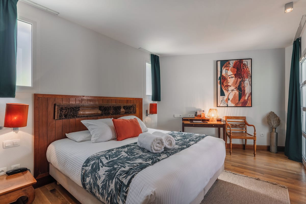 Draps en coton égyptien, matelas mémoire de forme, minibar