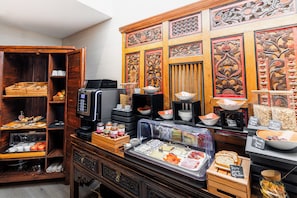 Petit déjeuner buffet (17 EUR par personne)