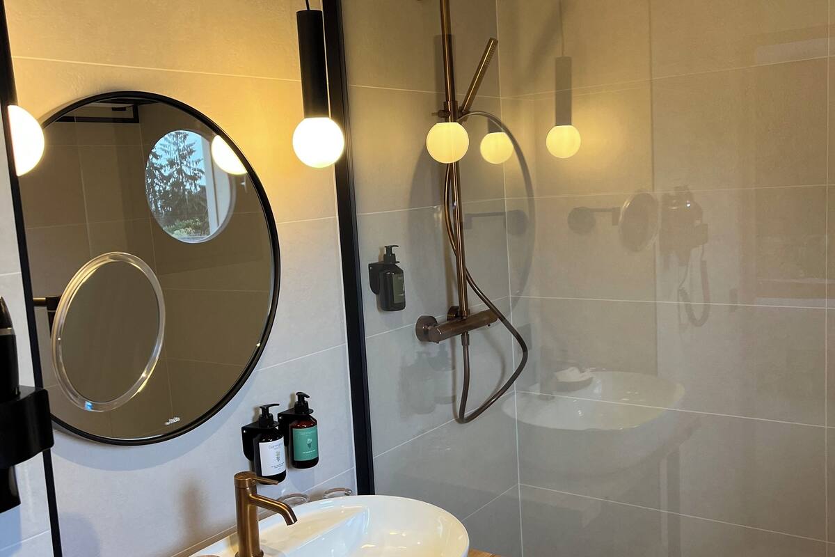 standard double room (street view) | bathroom | combined shower/bathtub, free toiletries, hair dryer, towels