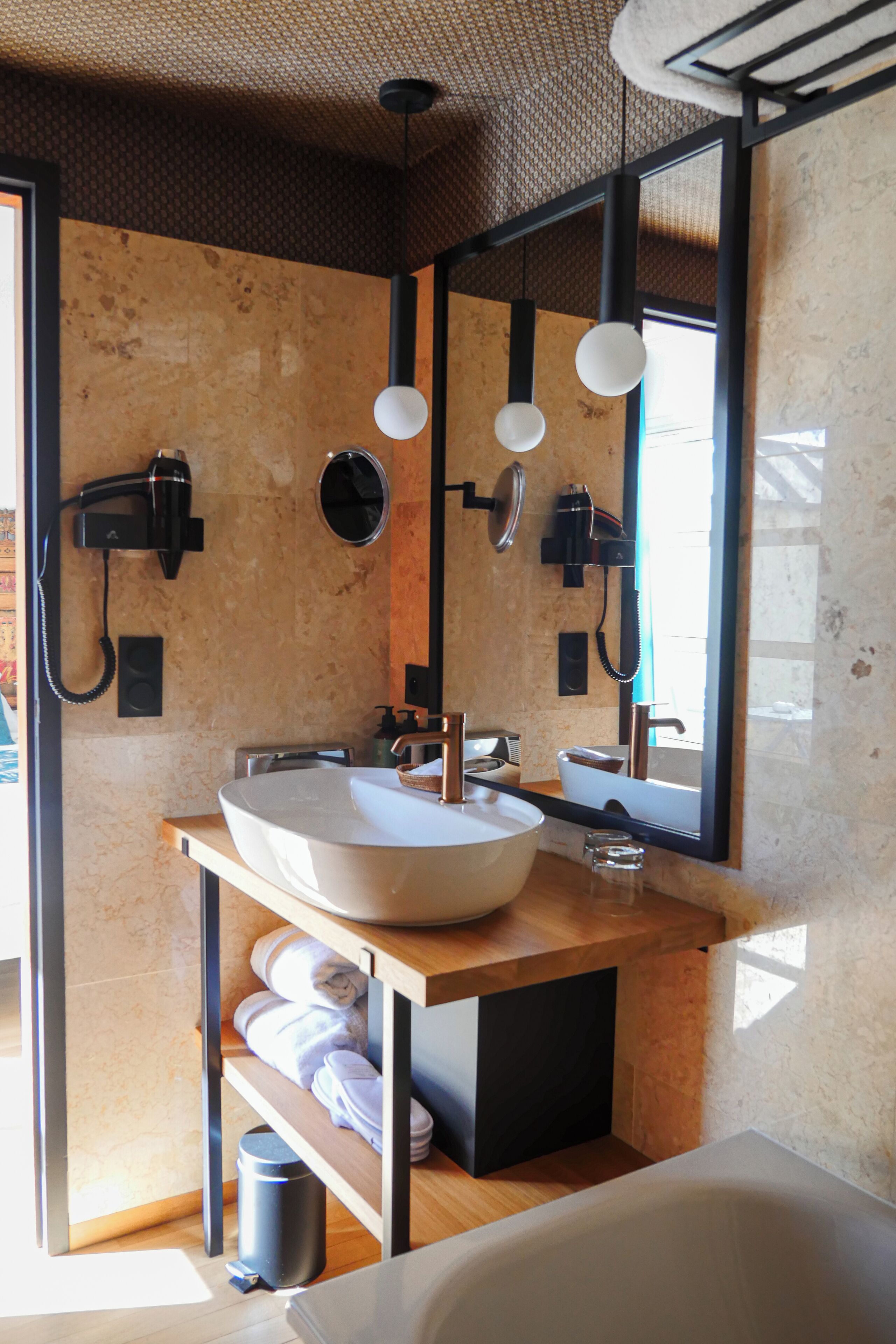 combined shower/bathtub, free toiletries, hair dryer, towels