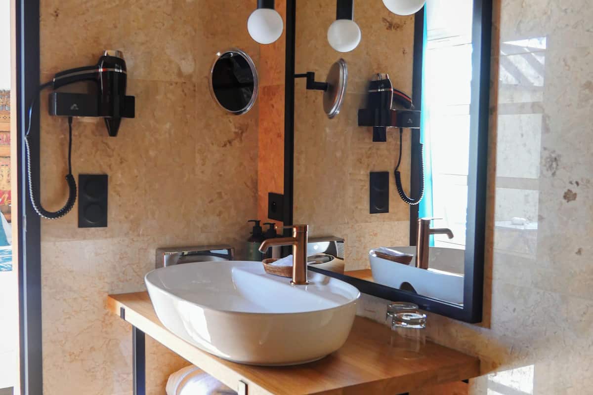 combined shower/bathtub, free toiletries, hair dryer, towels