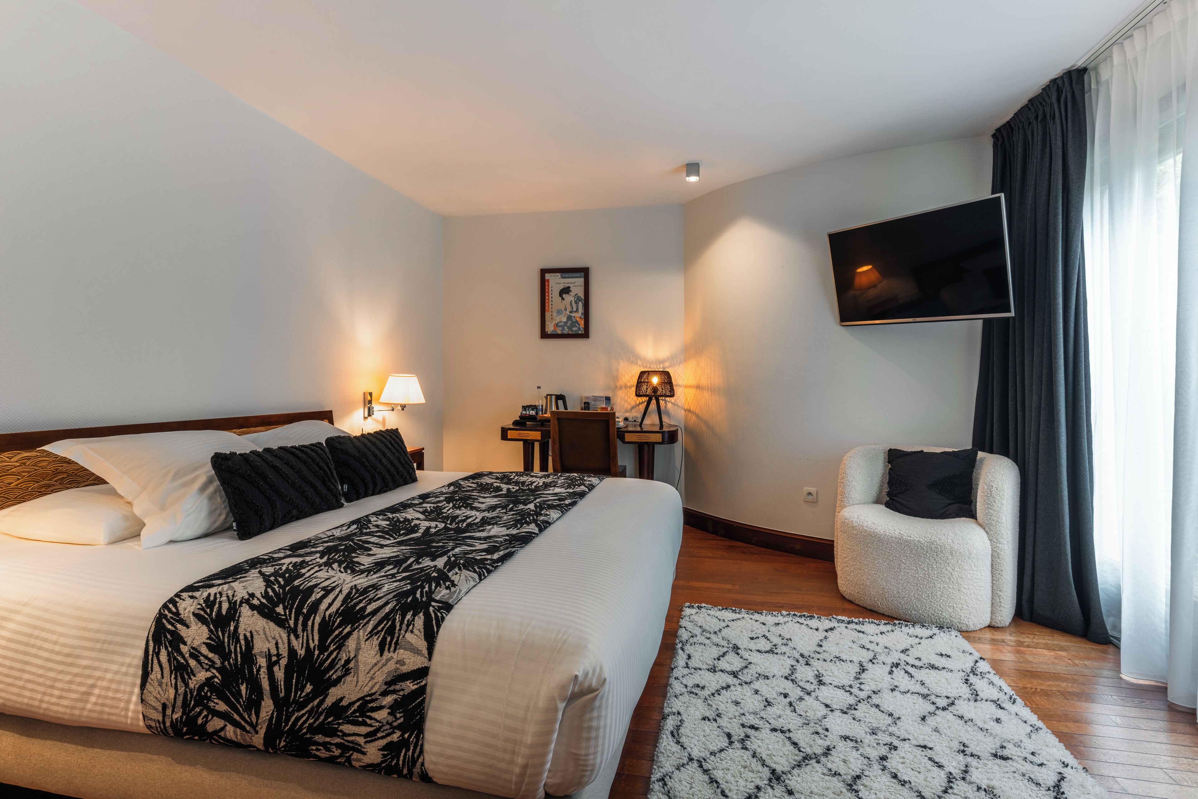 1 bedroom, egyptian cotton sheets, memory-foam beds, minibar