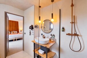 Bañera con ducha, artĂculos de tocador gratuitos, secador de pelo
