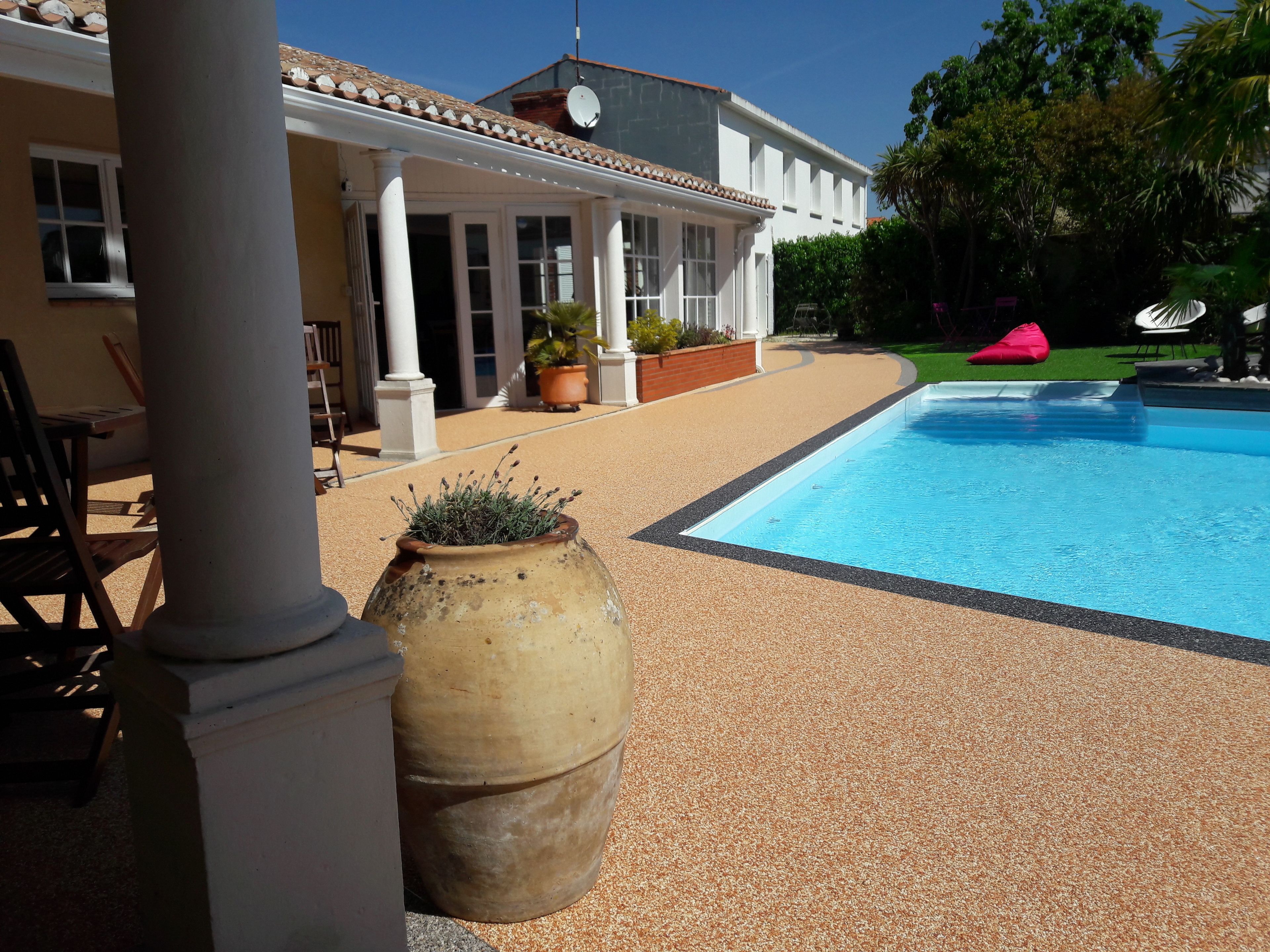 季節性室外游泳池，開放時間為 09:00 至 21:00，提供日光浴躺椅