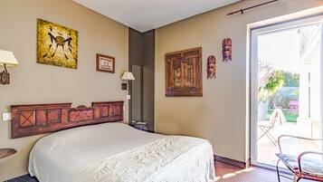 Comfort tweepersoonskamer | Luxe beddengoed, een kluis op de kamer, een bureau