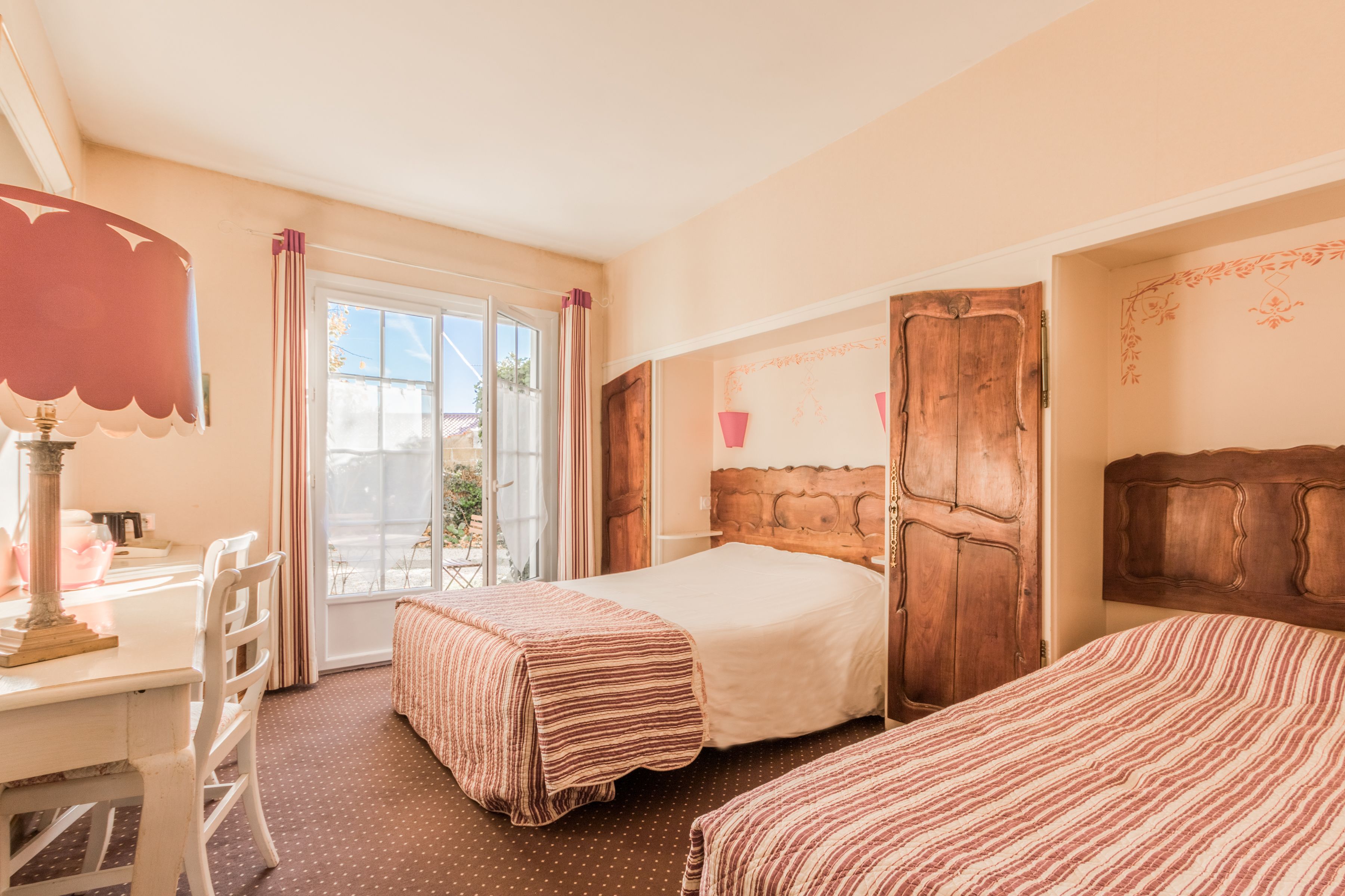 舒適三人房 | 高級寢具、客房內保險箱、書桌、遮光布/窗簾